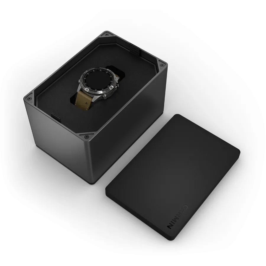 Reloj Garmin Marq Gen 2 Adventurer de titanio y zafiro con correa de cuero marrón y caucho negro de 46 mm