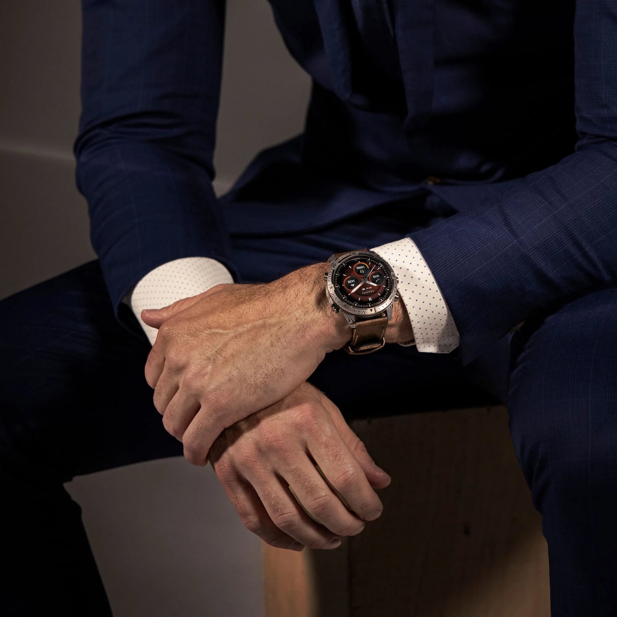 Reloj Garmin Marq Gen 2 Adventurer Damascus Steel Edition con correa de piel marrón y silicona negra de 46 mm