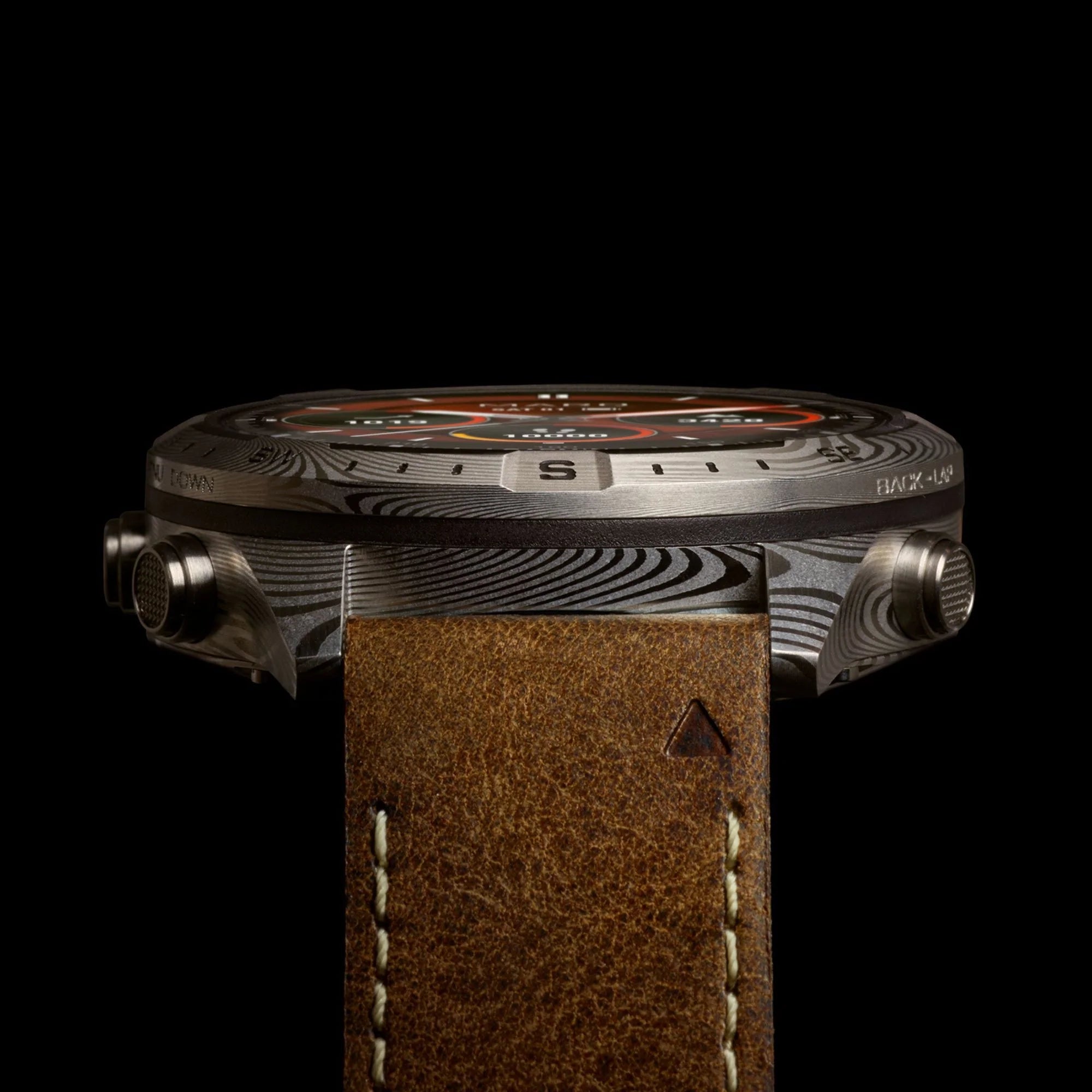 Reloj Garmin Marq Gen 2 Adventurer Damascus Steel Edition con correa de piel marrón y silicona negra de 46 mm